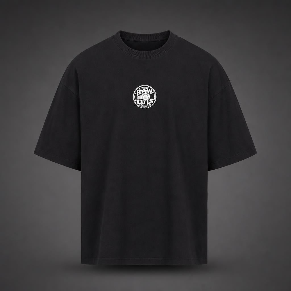 Camiseta RAW CUTS oversized negra, vista frontal con logo circular