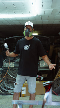 Modelo con la camiseta RAW CUTS trabajando en el taller
