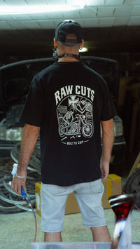 Camiseta RAW CUTS, vista trasera con el estampado completo en taller