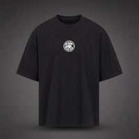 Camiseta RAW CUTS oversized negra, vista frontal con logo circular