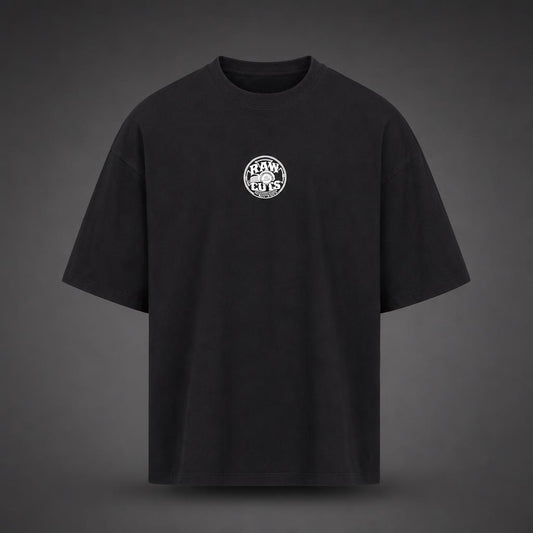 Camiseta RAW CUTS oversized negra, vista frontal con logo circular